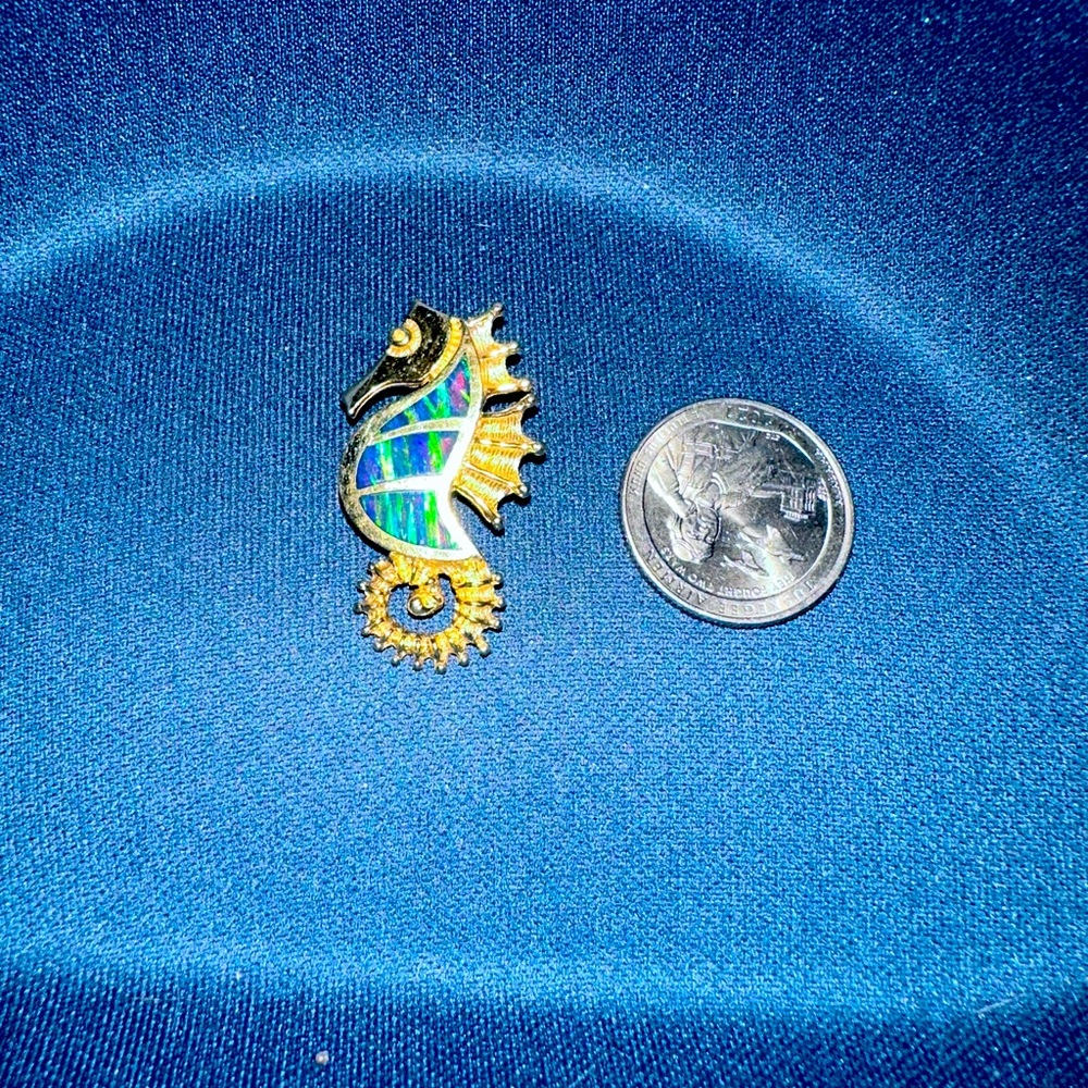 14kt yellow gold seahorse